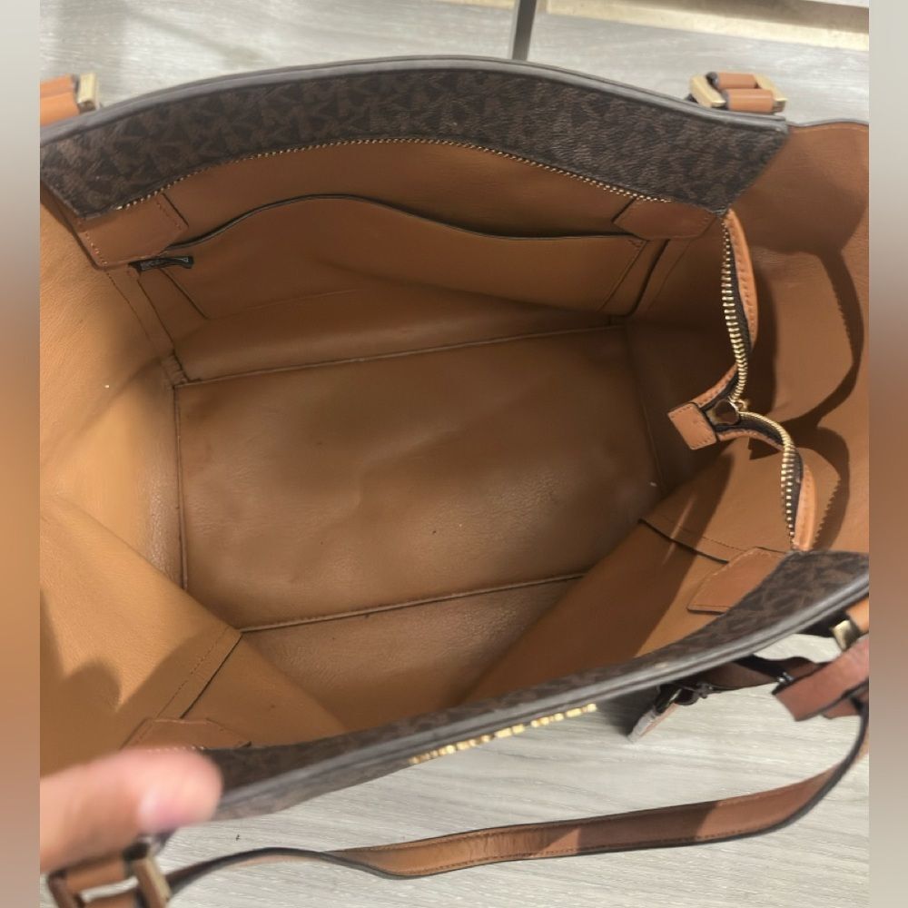 Michael Kors Elegant Brown and Tan Tote - Picture 4 of 11